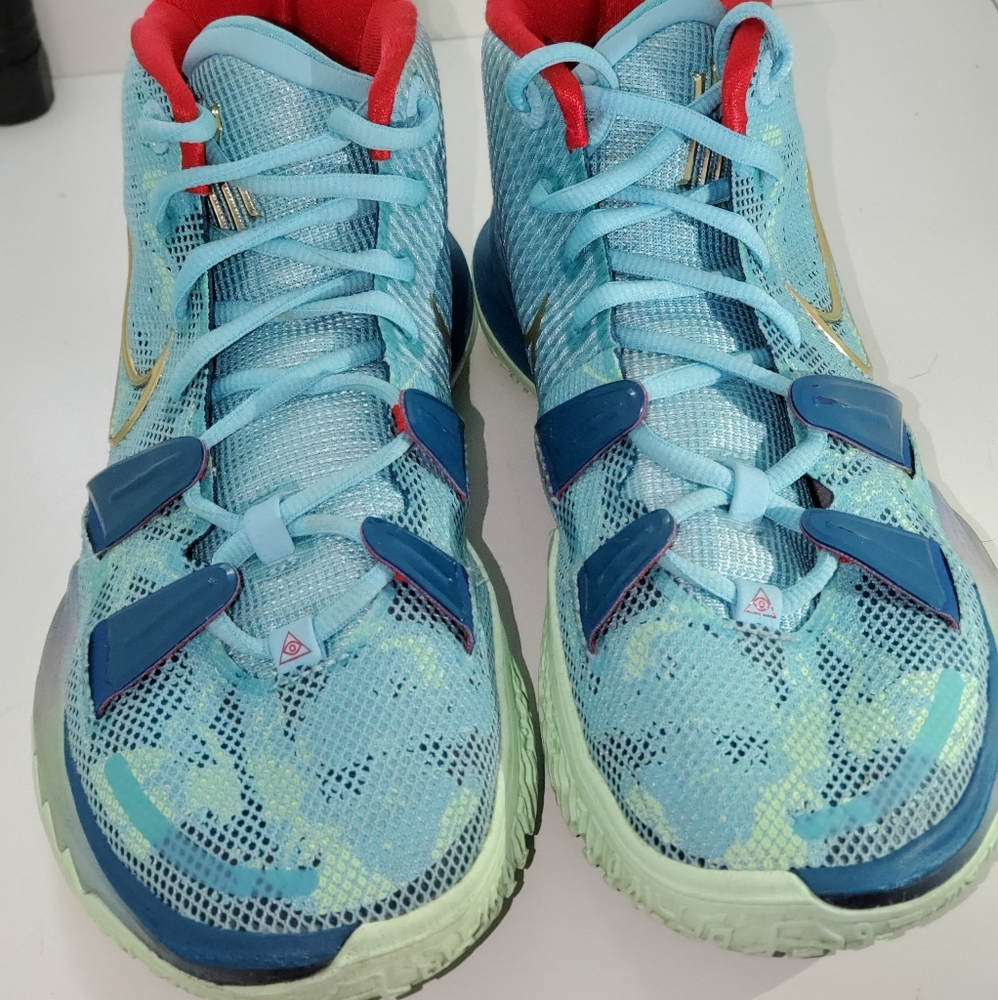 Mens Nike Kyrie 7 basketball shoe size 9